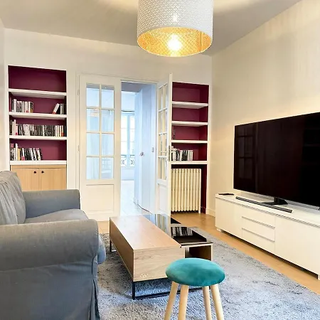 Spacious 4p Madeleine Department Stores Apartment *